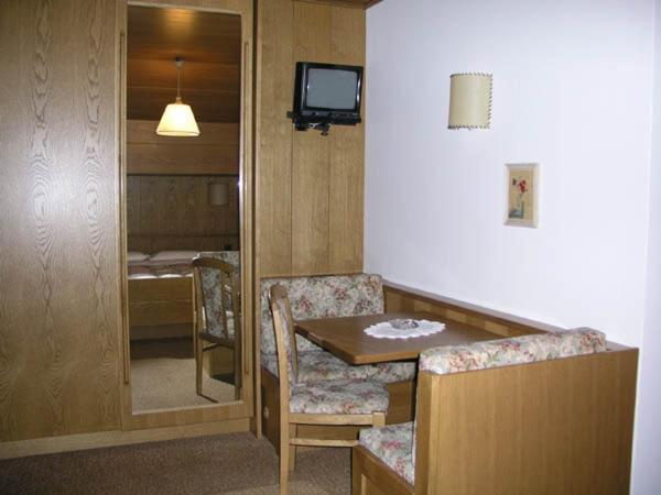 Hotel Garni Soreie Pozza di Fassa Δωμάτιο φωτογραφία